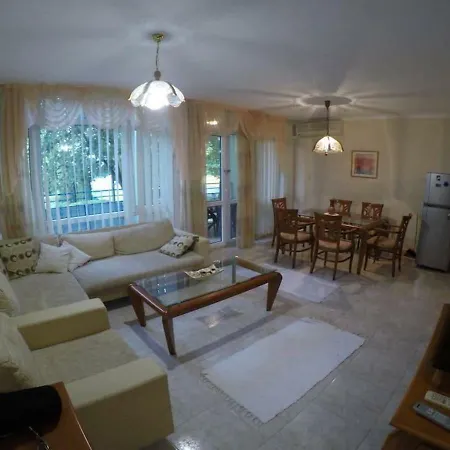 Daire Three Bedroom Apaartment 
